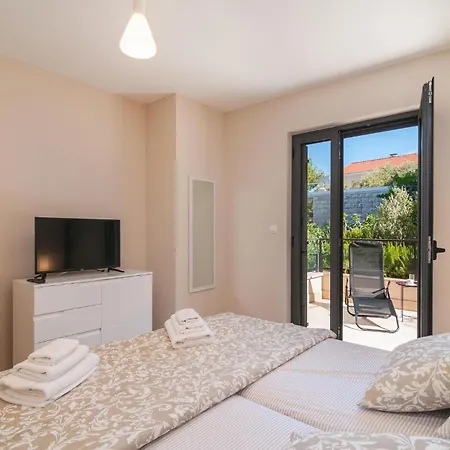 Apartman Front In